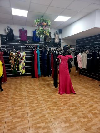 Mobiliario para tienda de ropa.