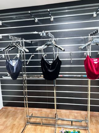 Mobiliario para tienda de ropa.