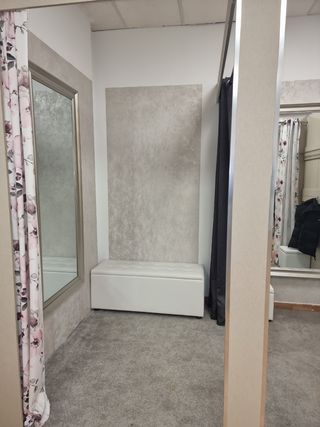 Mobiliario para tienda de ropa.