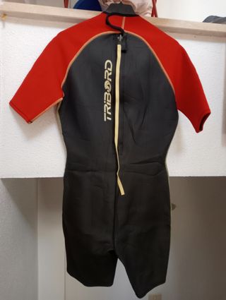Traje neopreno corto.