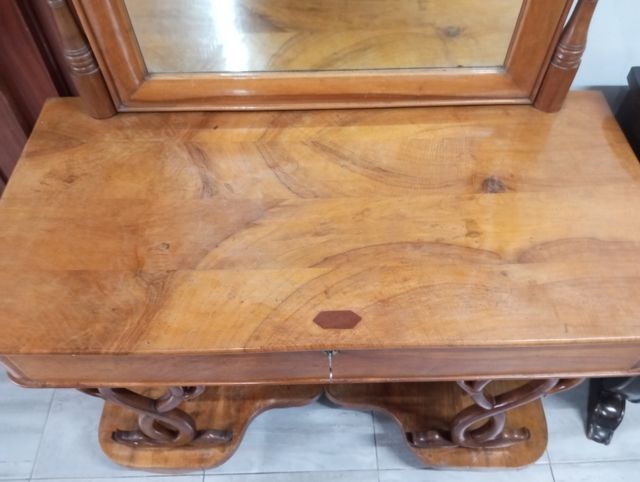 Cómoda con espejo antiguo 