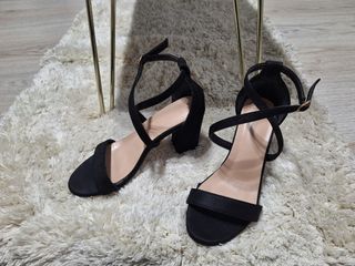 Sandalias tacón negras.
