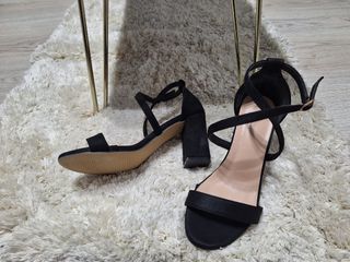 Sandalias tacón negras.