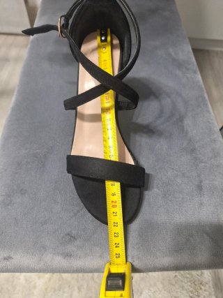 Sandalias tacón negras.