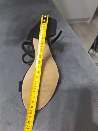 Sandalias tacón negras.