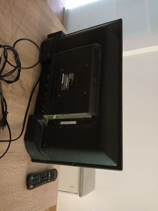 Televisión 24 pulgadas con brazo extensible