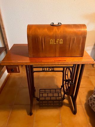 Maquina de coser Alfa antigua