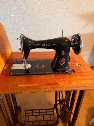 Maquina de coser Alfa antigua