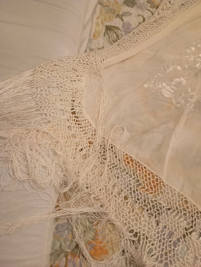 Mantón de manila blanco de seda natural nuevo