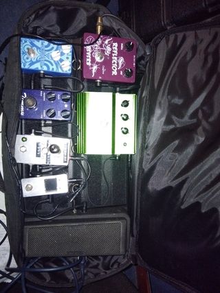 Pedalera con pedales de guitarra