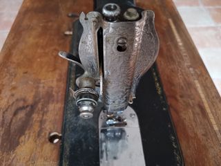 Máquina y mesa coser alfa antigua para restaurar