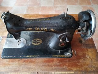 Máquina y mesa coser alfa antigua para restaurar