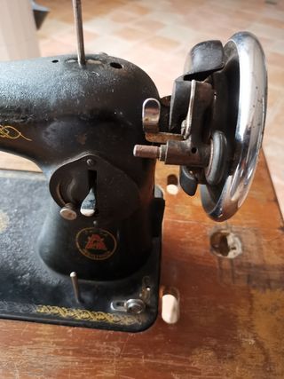 Máquina y mesa coser alfa antigua para restaurar