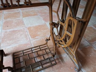 Máquina y mesa coser alfa antigua para restaurar