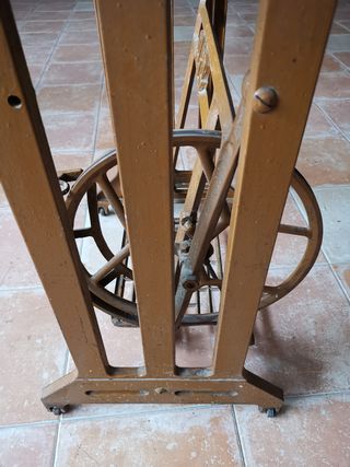 Máquina y mesa coser alfa antigua para restaurar