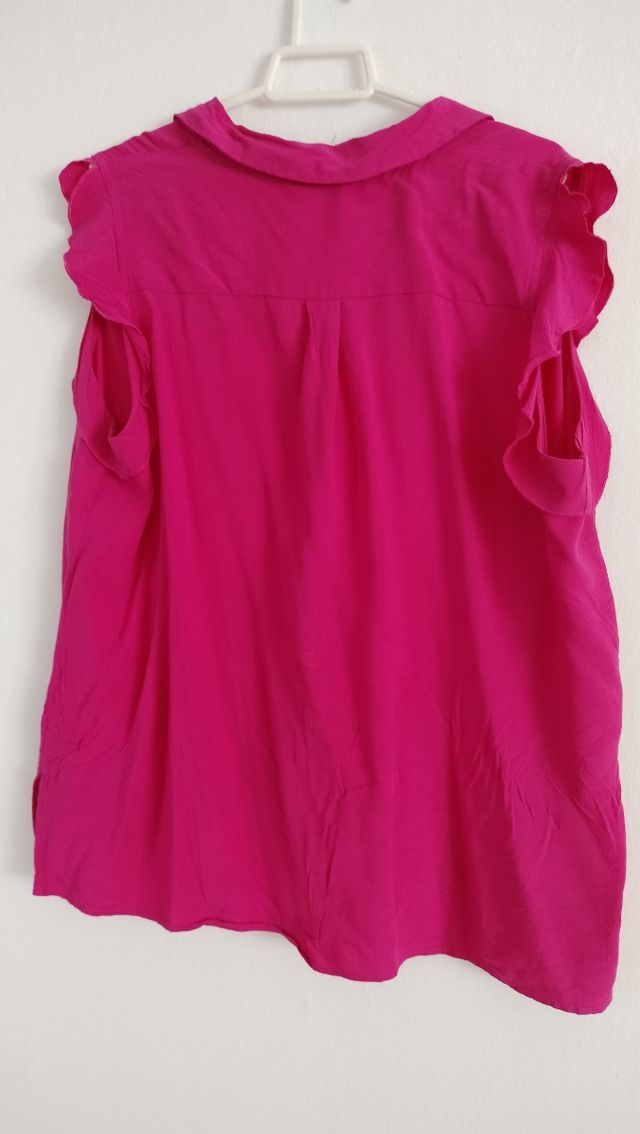 Blusa fucsia sin mangas. Volantes