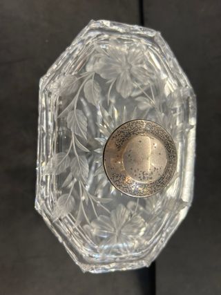 Bonita bombonera/ joyero de cristal tallado