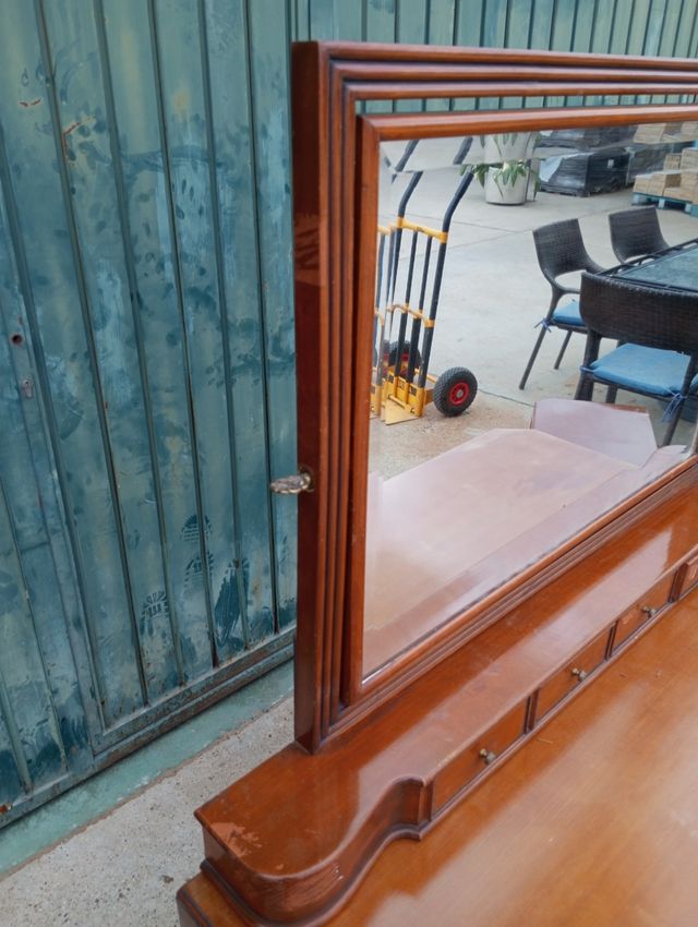 Cómoda con mesitas antiguas 