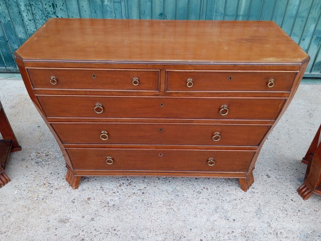 Cómoda con mesitas antiguas 