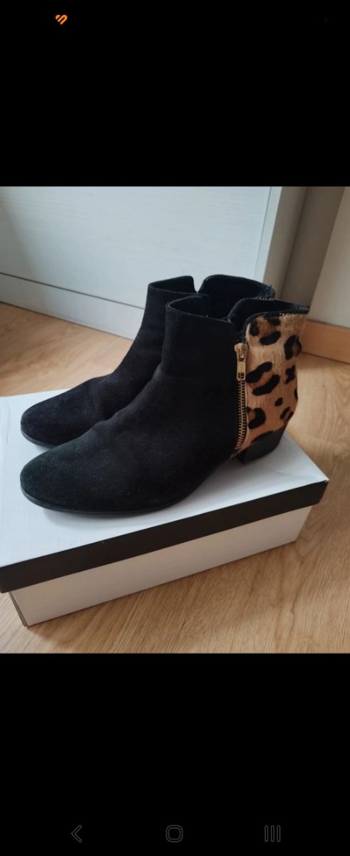 Botín negro y animal print de leopardo