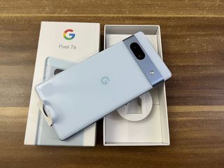 Google pixel 7a 5G 128GB libre . Blanco y azul
