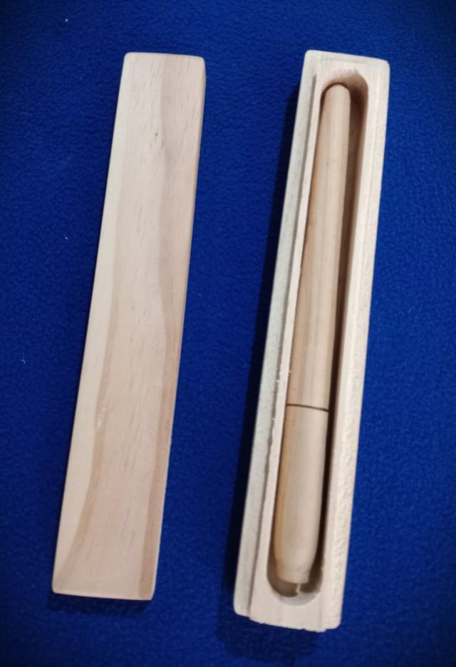 Dos Bolígrafos artesanales de madera.