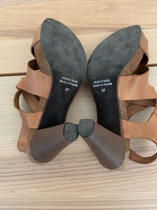 Sandalia tacon de piel