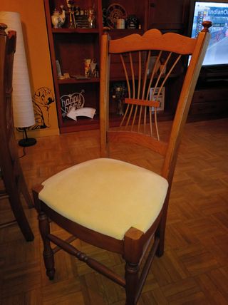 Mesa de salón de madera con seis sillas de madera