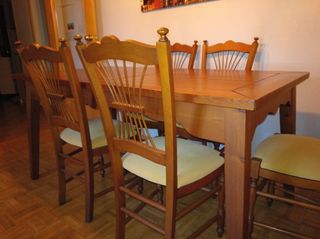 Mesa de salón de madera con seis sillas de madera