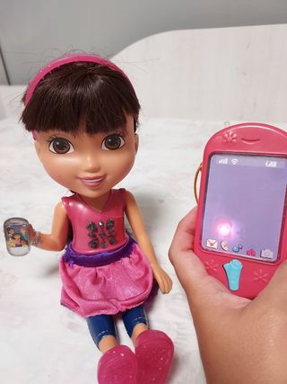 Muñeca "Dora habla con su teléfono"