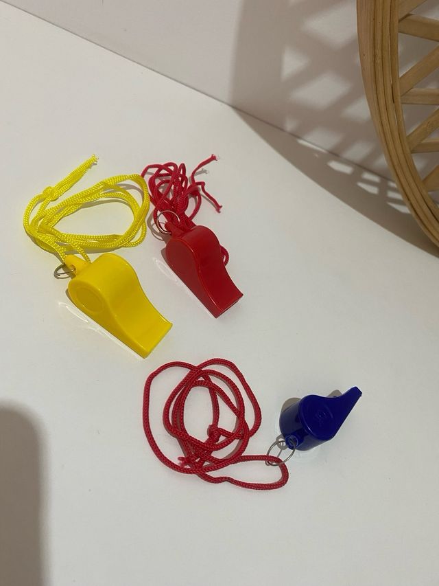 2 silbatos (más otro de regalo)- 0.6€ los 3