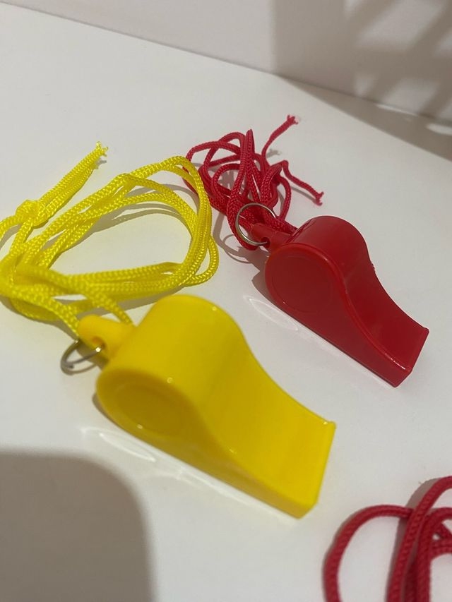 2 silbatos (más otro de regalo)- 0.6€ los 3