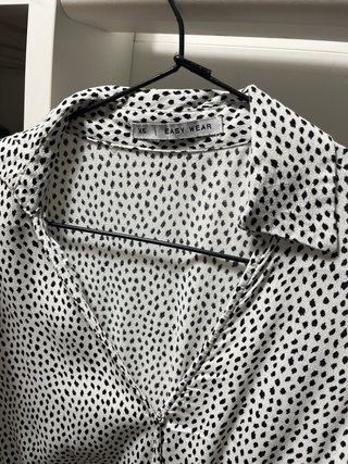Vestido blanco con estampado en negro.