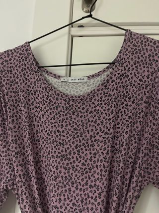 Vestido lila con estampado en negro.