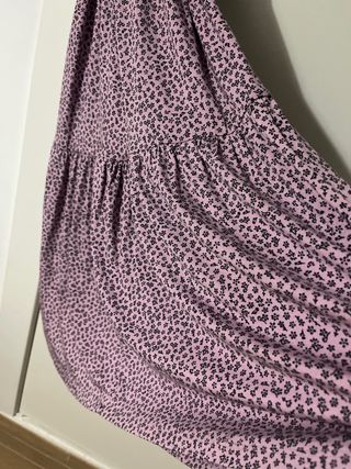 Vestido lila con estampado en negro.