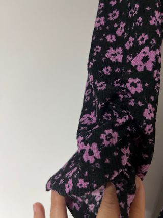 Vestido estampado en negro y violeta.