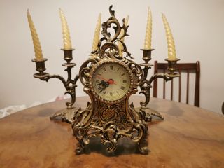 Reloj con candelabros
