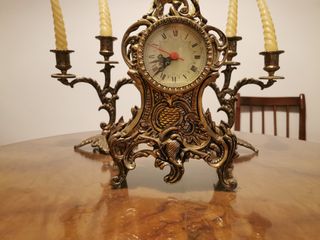 Reloj con candelabros