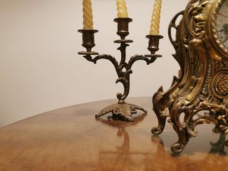 Reloj con candelabros