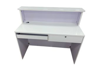 Mostrador blanco con rombos plateados