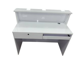 Mostrador blanco con líneas plateadas