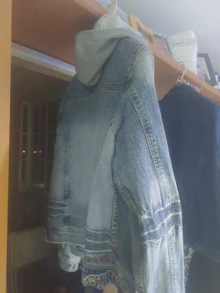 Cazadora vaquera azul con capucha gris
