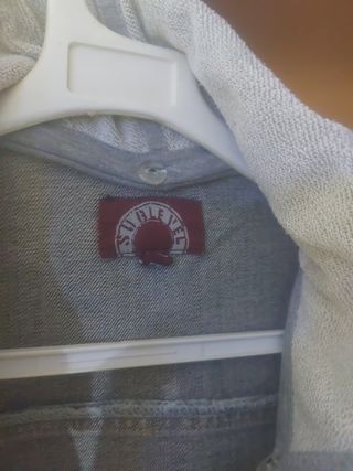Cazadora vaquera azul con capucha gris