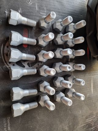 Tornillos y tapabuje Iveco Daily