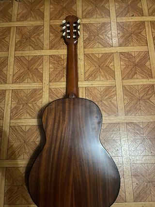 Guitarra española antigua para reparar