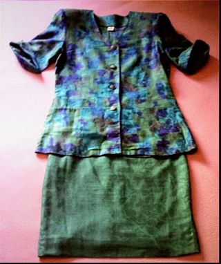 Fato saia e casaco em tom de verde.