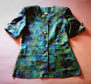 Fato saia e casaco em tom de verde.