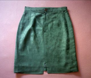 Fato saia e casaco em tom de verde.