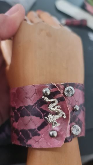 Conjunto de pulsera y anillo piel plata