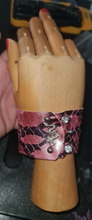 Conjunto de pulsera y anillo piel plata